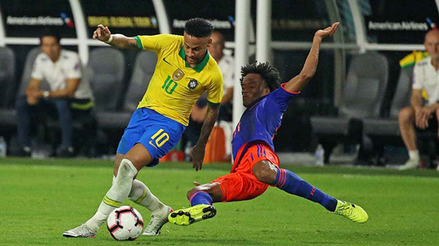 Neymar (áo vàng) sẽ là đầu tàu giúp Brazil vượt qua Colombia