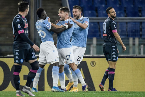 Lazio (áo sáng) sẽ có niềm vui trước chủ nhà Napoli