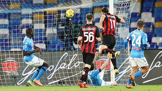 Tài năng của Ibrahimovic (số 11) không đủ để giúp Milan đánh bại Napoli.