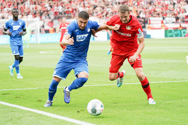 Cặp đấu Leverkusen (phải)-Hoffenheim xứng đáng được coi là kỳ phùng địch thủ ở Bundesliga mùa này