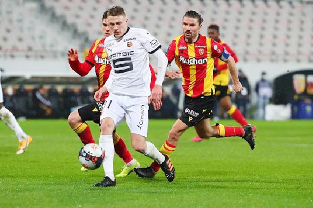 Chủ nhà Lens (trắng) dễ trắng tay khi phải tiếp đối thủ Rennes đang có phong độ khá cao