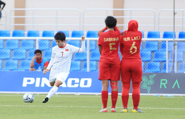 ĐT nữ Việt Nam (áo sáng) sẽ có trận đấu vô cùng khó khăn khi đối thủ là ĐT nữ Hàn Quốc rất mạnh - Ảnh: ĐỨC CƯỜNG