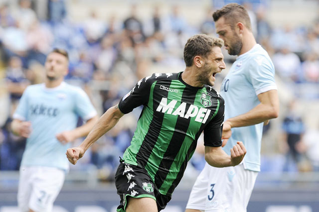Domenico Berardi ăn mừng bàn thắng trong trận lượt đi, giúp Sassuolo ngược dòng đánh bại Lazio