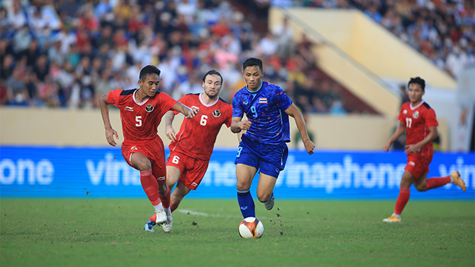 U23 Thái Lan (áo xanh) là thách thức cực đại với U23 Việt Nam - Ảnh: Minh Tuấn