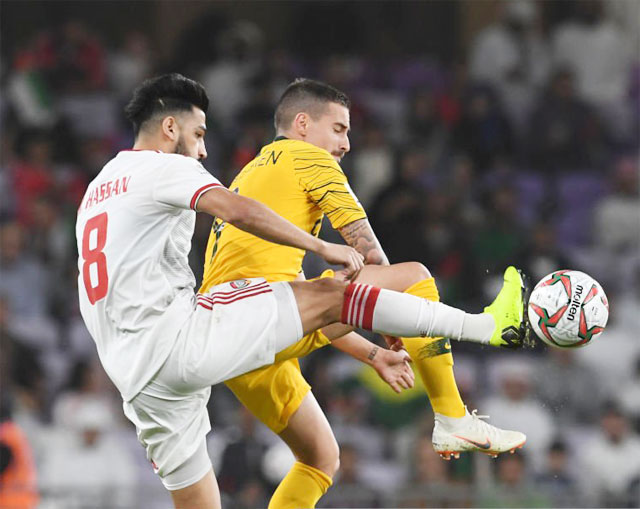 Australia (phải) sẽ vượt qua UAE để giành vé đến trận play-off liên lục địa