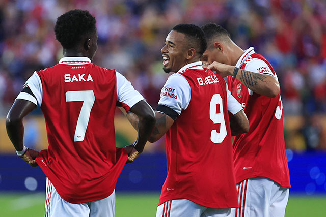 Tiền đạo Gabriel Jesus (giữa) quyết cùng các đồng đội giành Emirates Cup trong màu áo Arsenal