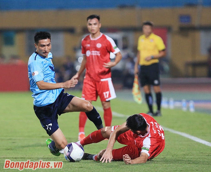 Viettel (đỏ) trải qua giai đoạn khó khăn ở lượt đi V.League 2022 - Ảnh: Minh Tuấn 