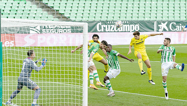 Villarreal (áo sáng) bất bại cả 7 trận chính thức kể từ đầu mùa giải