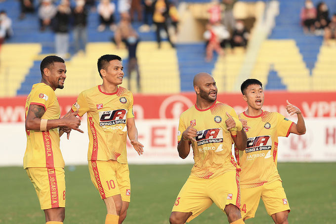 Niềm vui của các cầu thủ Thanh Hoá ở trận lượt đi khi thắng đậm 3-0. Ảnh: Minh Tuấn