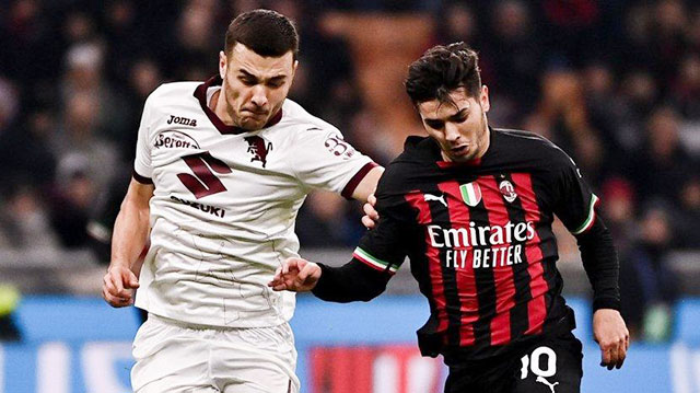 Dù được chơi sân nhà, phong độ trồi sụt khiến Milan (phải) dễ mất điểm trước đối thủ Torino
