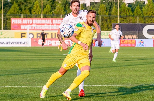 Tiền đạo Bogdan Rusu (áo vàng) là niềm hy vọng số 1 của Mioveni.