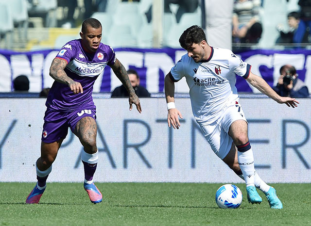 Ở thời điểm này, đá sân nào thì Milan (phải) cũng là cửa trên so với Fiorentina