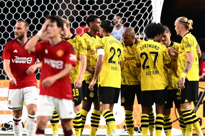 Hàng thủ báo hại MU trước Dortmund