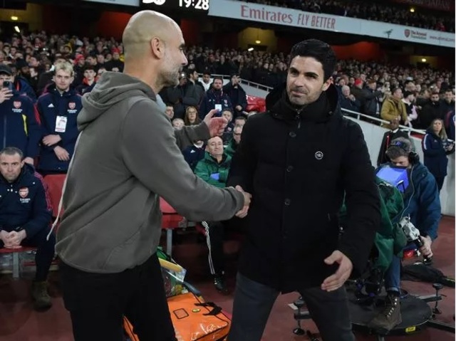 Arteta bắt tay ông thầy cũ trong một lần dẫn dắt Arsenal đối đầu Man City.