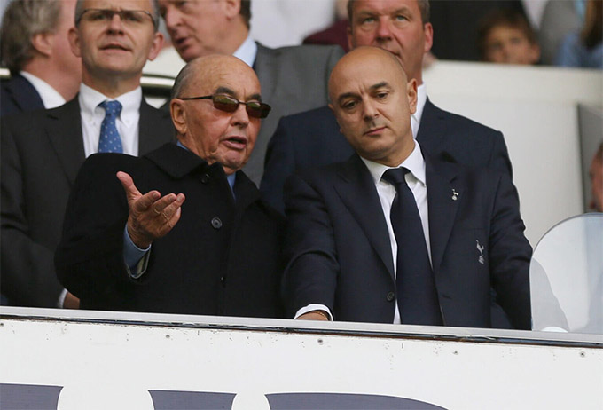 Tỷ phú người Anh Joe Lewis (đeo kính) cùng chủ tịch Daniel Levy dự khán một trận đấu của Tottenham