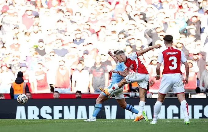 Trossard ghi bàn gỡ hòa 1-1 cho Arsenal trước Man City ở phút 90+10