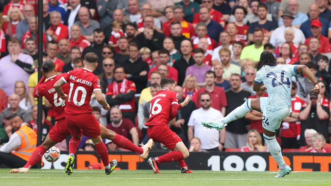 Liverpool (áo đỏ) có chiến thắng chật vật trước Bournemouth vì hàng thủ vẫn còn lỏng lẻo