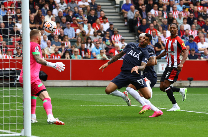 Romero mở tỷ số trận Brentford vs Tottenham ở phút 11